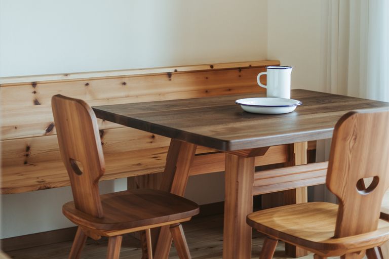 Holztisch in der Wohnküche von Apartment 1 auf dem Dornerhof in Meran