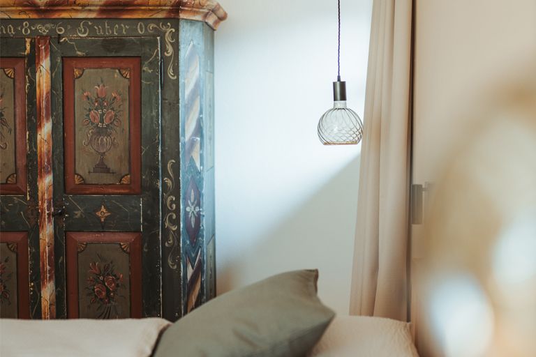 historischer Kleiderschrank im Hauptschlafzimmer von Apartment 1 auf dem Dornerhof in Meran