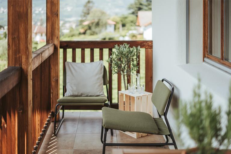 Loungesessel auf dem Balkon von Apartment 2 auf dem Dornerhof in Meran