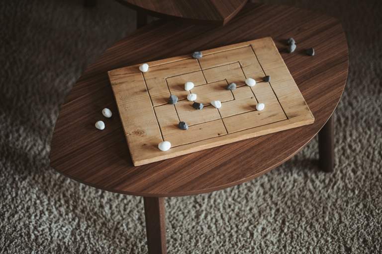 Mühlespiel auf dem Wohnzimmertisch von Apartment 2 auf dem Dornerhof in Meran
