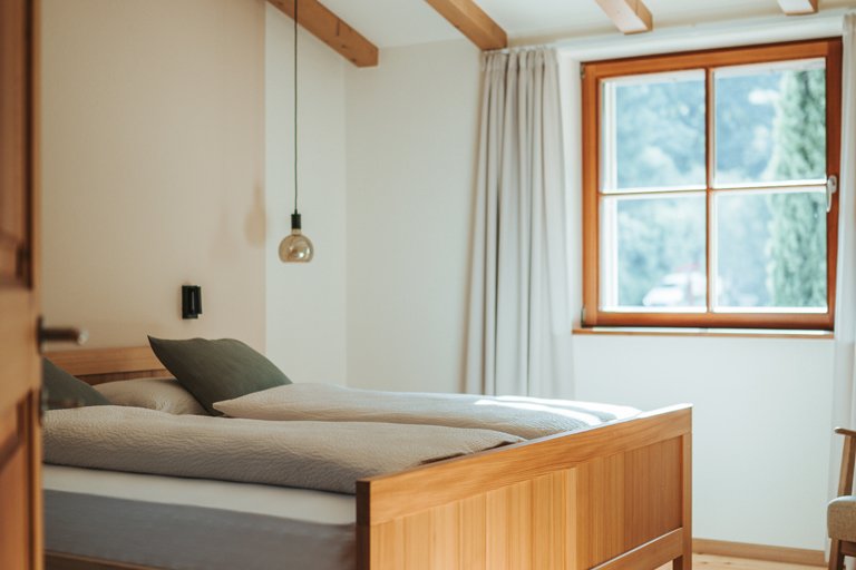 Schlafzimmer mit Doppelbett von Apartment 1 auf dem Dornerhof in Meran