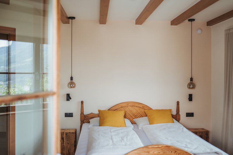 Schlafzimmer mit Doppelbett von Apartment 2 auf dem Dornerhof in Meran