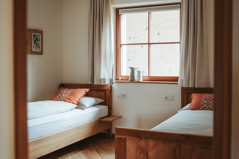 Schlafzimmer mit zwei Einzelbetten von Apartment 1 auf dem Dornerhof in Meran