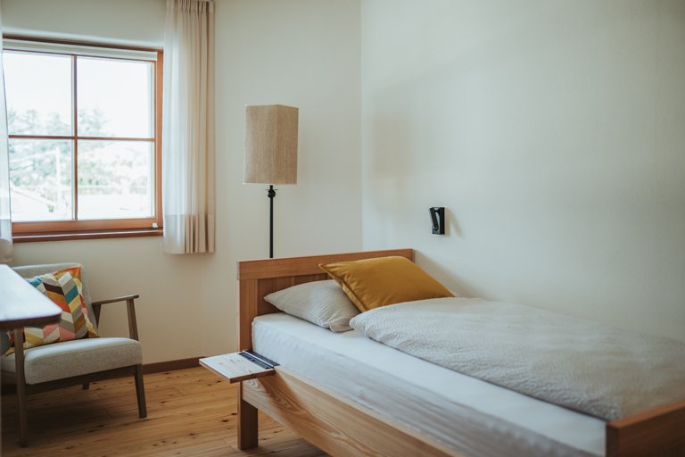 Schlafzimmer mit zwei Einzelbetten von Apartment 2 auf dem Dornerhof in Meran