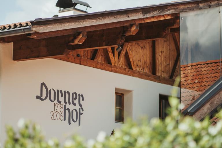 Schriftzug Dornerhof auf dem Bio-Bauernhof Meran