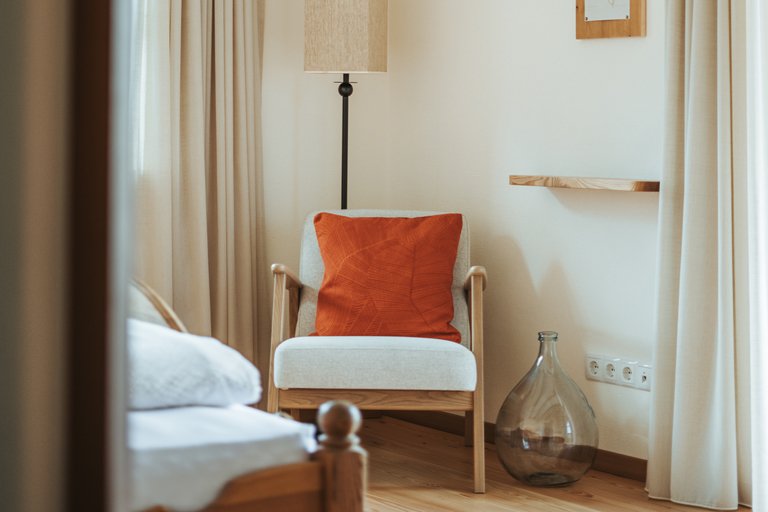 Sessel im Hauptschlafzimmer von Apartment 2 auf dem Dornerhof in Meran