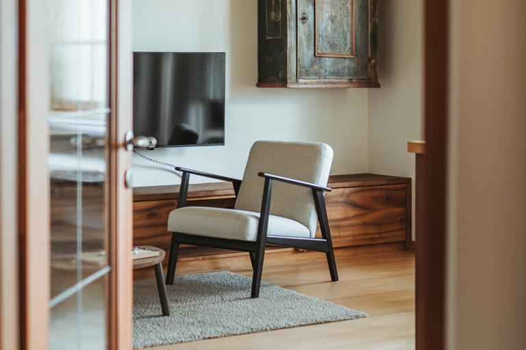 Sessel im Wohnzimmer von Apartment 2 auf dem Dornerhof in Meran