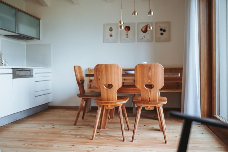 Esstisch in der Wohnküche von Apartment 1 auf dem Dornerhof in Meran