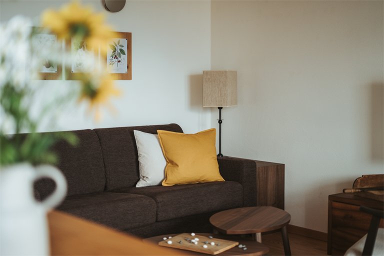 Sofa im Wohnzimmer von Apartment 2 auf dem Dornerhof in Meran